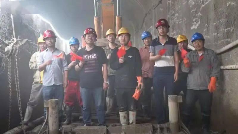 打得够强硬!张昊抢到进攻篮板打奥卡福2+1 杜锋鼓掌叫好